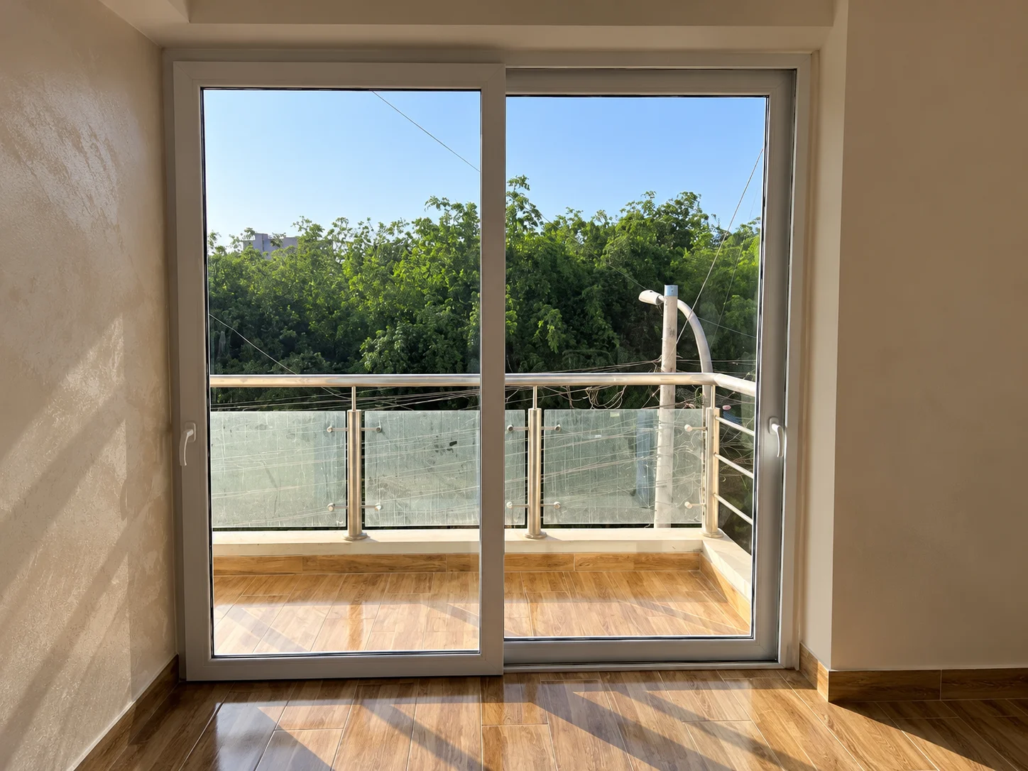 Mampara corrediza con vista a balcón, instalación de Glass Perú