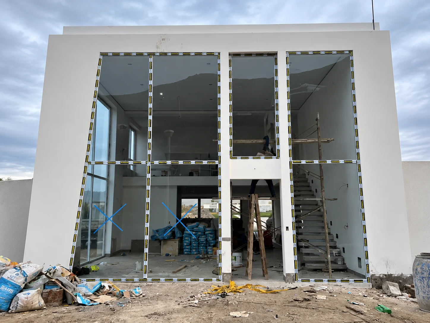 Fachada con cerramientos de vidrio de gran formato en obra